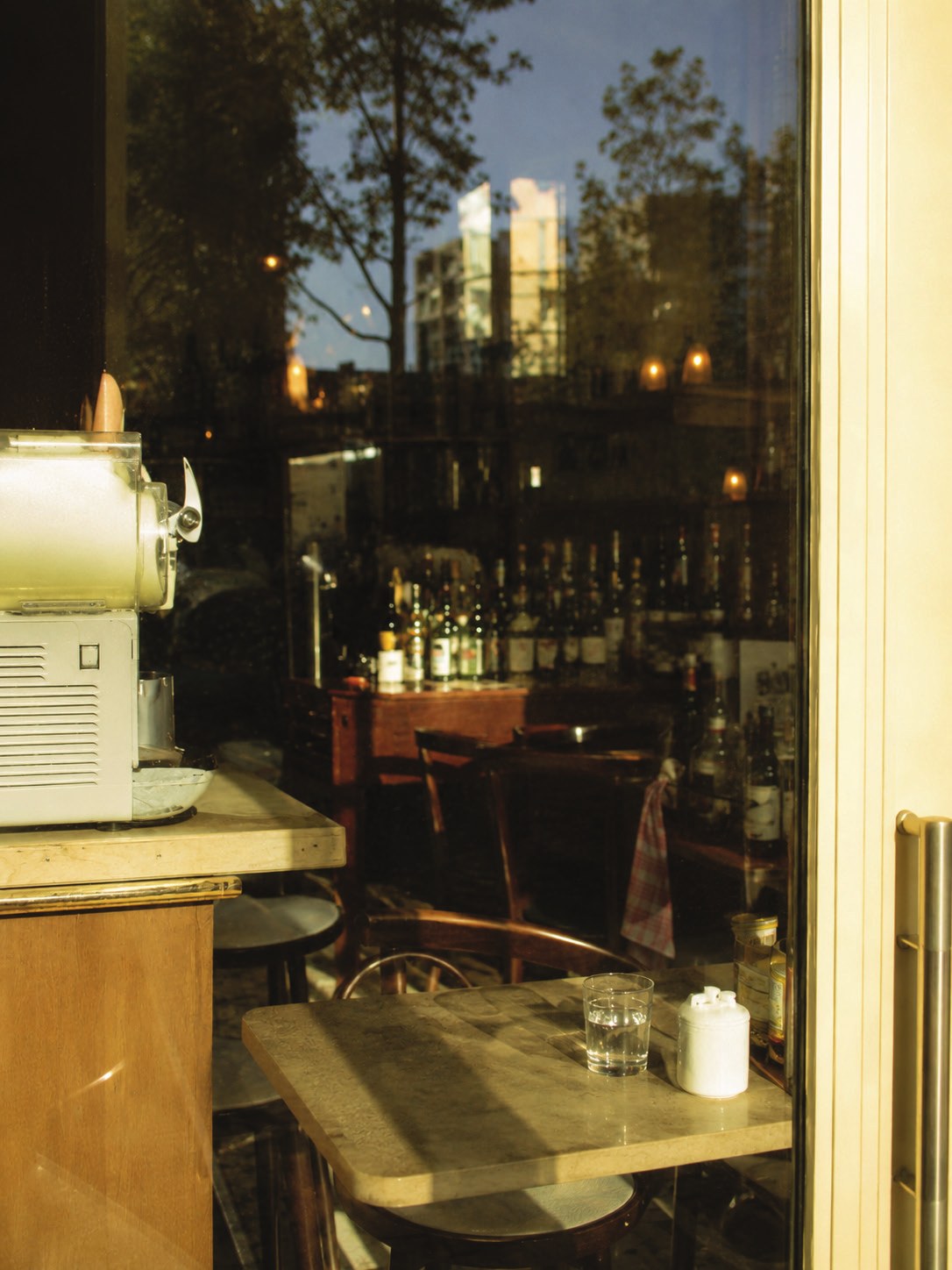 Interior de un café visto a través de la ventana